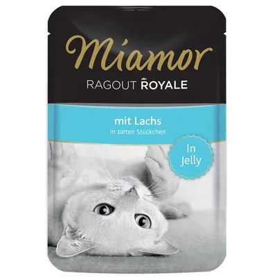 Miamor Ragout Royale lohella, mureina paloina hyytelössä. Pakkauksessa makaa kissa.