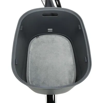 Cestino in plastica grigia con cuscino interno grigio chiaro, visto dall'alto, montato su una bicicletta. Cestino in plastica grigia con cuscino interno grigio chiaro, visto dall'alto, montato su una bicicletta.