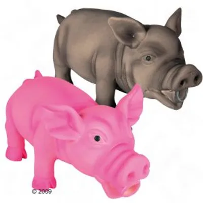 Due giocattoli a forma di maiale, uno rosa e uno marrone, realizzati in plastica. Entrambi hanno dettagli realistici e sono visibili su sfondo bianco.