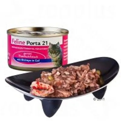 Konzerva Feline Porta 21 pro kočky, příchuť Thunfischfleisch mit Shrimps in Gel, zobrazená otevřená konzerva a porce krmiva na černé misce.
