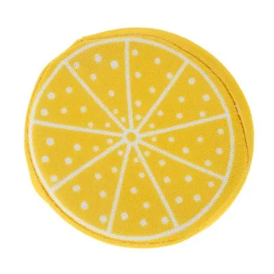Rond geel stoffen speeltje met wit patroon in de vorm van een citroenschijf, geen merknaam of tekst zichtbaar.
