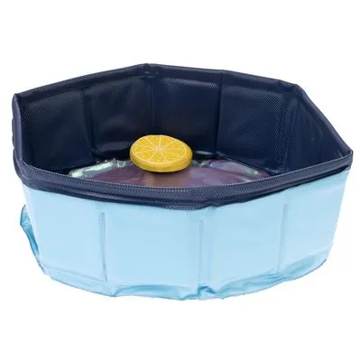 Opvouwbaar lichtblauw zwembad met donkerblauwe binnenkant, zeshoekig, met een geel speelgoed in de vorm van een citroenplak op de bodem. Materiaal: kunststof.