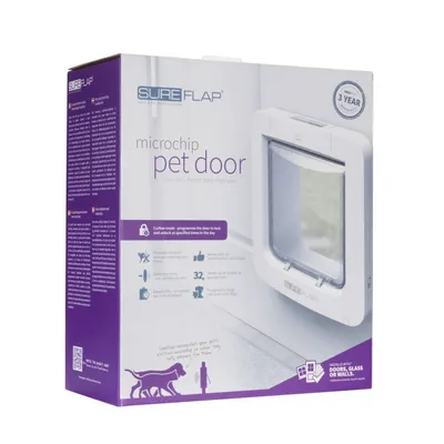 Microchip pet door packaging showing features: curfew mode, selective entry, stores up to 32 microchips, battery operated, suitable for doors, glass or walls, three-year guarantee.