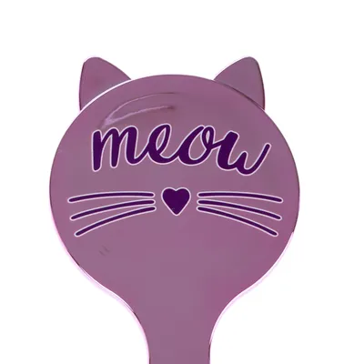 Lila Katzenförmiges Design mit Schriftzug 'meow', Herzsymbol und Schnurrhaaren.