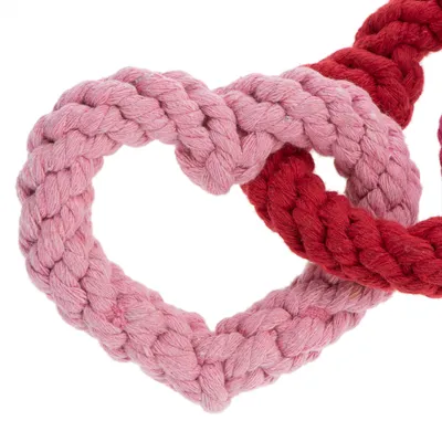 Плетена играчка за куче от розов и червен памучен въже, оформена като сърце.