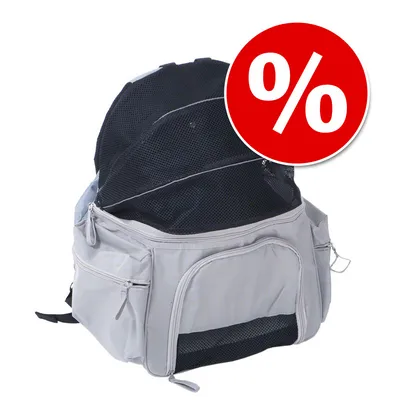 Mochila gris con malla negra y varios bolsillos, símbolo de porcentaje en círculo rojo indicando oferta o descuento visible en la imagen.