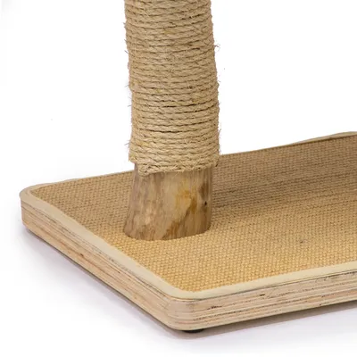 Base per tiragraffi in legno con tronco avvolto in sisal, piastra rettangolare in legno chiaro e superficie in tessuto.