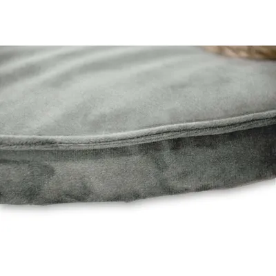 Karlie Atusa kaparóoszlop