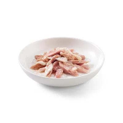 Skål med möra, rosa bitar av kycklingkött i naturlig saft.