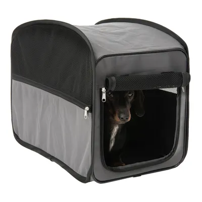 Borsa da trasporto in tessuto grigio con finestre in rete e cerniere, cane visibile all'interno attraverso la parte anteriore aperta.