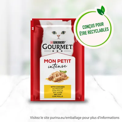 Sachet Purina Gourmet Mon Petit intense au poulet, mention « Conçus pour être recyclables » visible sur l’emballage. Texte multilingue : with chicken, au poulet, con pollo, mit Huhn, met kip.