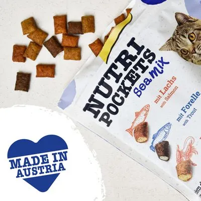 Nutri Pockets Sea Mix met zalm en forel, zichtbare kattensnacks en verpakking. Tekst: Made in Austria.