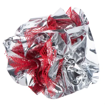 Boule composée de film aluminium argenté et de filet rouge, sans marque ni texte visible. Matériaux : métal et tissu synthétique.