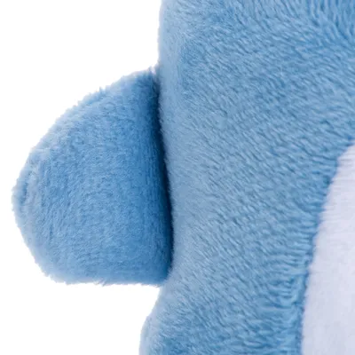 Close-up van blauw pluche materiaal met afgeronde vorm, mogelijk onderdeel van speelgoed of accessoire.