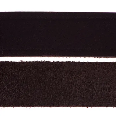Gros plan sur deux bandes de cuir marron foncé, une avec surface lisse et l’autre avec surface texturée. Matériau visible : cuir.