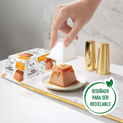 GOURMET Revelations mousse with chicken, envase individual servido en plato, caja de 2 unidades visible. Sello: Diseñado para ser reciclable.