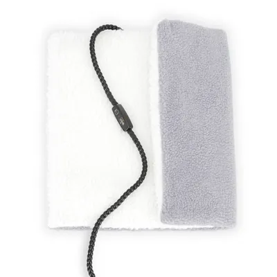 Elektrische Heizmatte mit weiss-grauer Fleece-Oberfläche und schwarzem Kabel mit Bedienelementen.