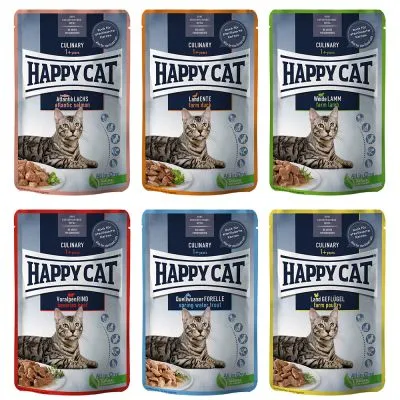 6 bustine di cibo per gatti Happy Cat, vari gusti visibili: Atlantic Lachs, Landente, Weide Lamm, Voralpen Rind, Quellwasser Forelle, Land Geflügel. Immagini di gatto e pezzi di carne su ogni confezione.