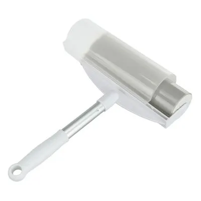 Pluizenroller met wit kunststof handvat en metalen steel, transparante beschermkap over de rol. Geschikt voor het verwijderen van haren en pluisjes van oppervlakken.