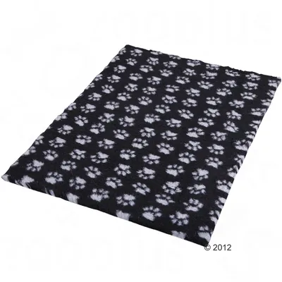 Tapis rectangulaire en tissu noir avec motifs empreintes de pattes blanches, sans autres éléments visibles ni marque apparente.