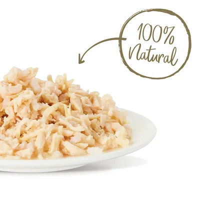 Lautasella vaaleaa, suikaloitua lemmikkiruokaa. Kuvassa teksti: 100% Natural.