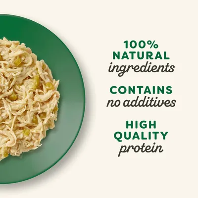 100% natural ingredients, contains no additives, high quality protein – tekst w języku angielskim widoczny obok dania na zielonym talerzu.