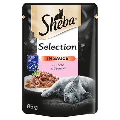 Sheba Selection In Sauce, mit Lachs au Saumon, 85 g. Label MSC Certified Sustainable Seafood visible. Image d’un plat de morceaux en sauce et d’un chat gris allongé devant l’emballage.