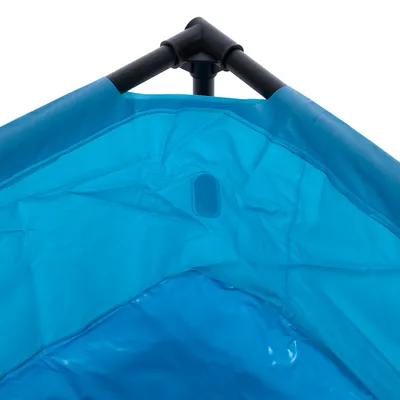 Detalje af blå plastmateriale spændt over sort rørstel, synlig oval åbning i midten. Ingen mærker eller tekst fremgår.