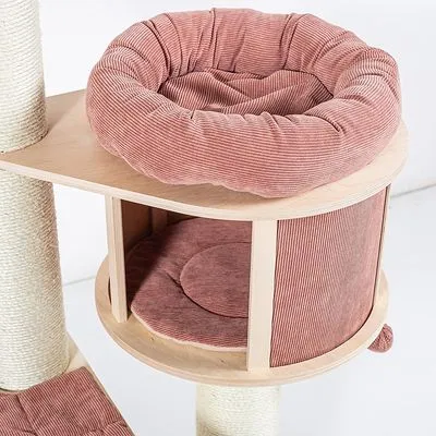 Krabpaal met sisalpalen, houten plateaus en twee ligplekken met roze ribstof kussens: een open mand bovenop en een ronde schuilplek eronder.