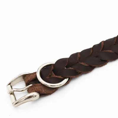 Gevlochten bruine leren halsband met zilverkleurige gesp en metalen ring.