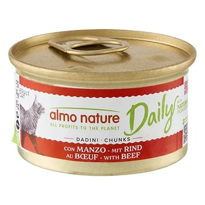 Scatoletta Almo Nature Daily Dadini con manzo per gatto adulto, testo visibile: 'all profits to the planet', 'con manzo', 'chunks', scritte in più lingue sull'etichetta.