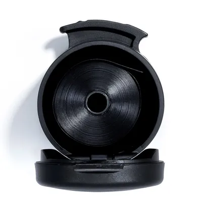 Czarny plastikowy pojemnik z otwartą pokrywką, widoczna rolka w środku. Brak widocznych marek lub tekstu.