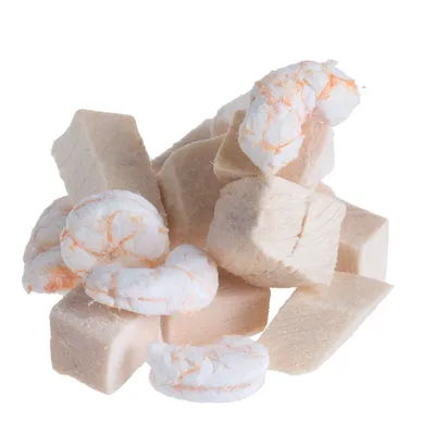 Cubetti e rondelle di snack liofilizzati color beige chiaro, senza confezione o marchi visibili, su sfondo bianco.