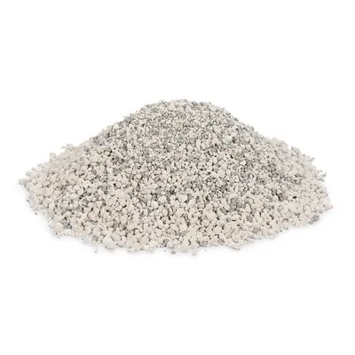 Hoop ongebruikt, lichtgrijs kattengrit met grove en fijne korrels op witte achtergrond. Materiaal: mineraal grit zichtbaar.