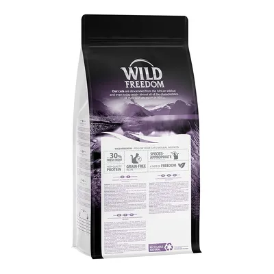 Balení krmiva Wild Freedom s textem: 30% fresh meat, high quality protein, grain-free recipe, species-appropriate, a taste of freedom, recyclable material. Text v angličtině.