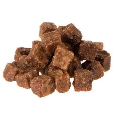 Gustări maro în formă de cub din carne uscată. Textură vizibilă și dimensiune compactă.