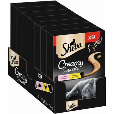 Sheba Creamy Snacks, 9 kpl, lohi ja kana. Pakkaus sisältää 7 x (9 x 12 g) = 756 g. Kuvassa myös harmaa kissa ja annospussit.