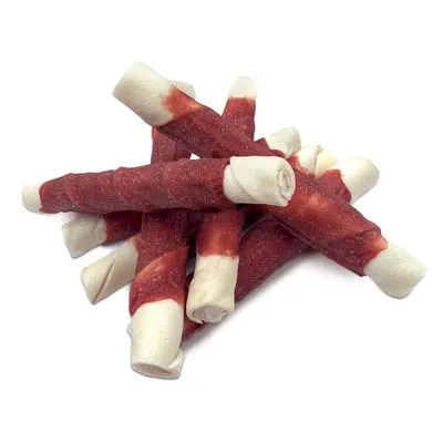 Stapel kauwrollen met witte binnenkant en rode buitenlaag, zichtbaar op een witte achtergrond. Geen merknaam of tekst aanwezig.