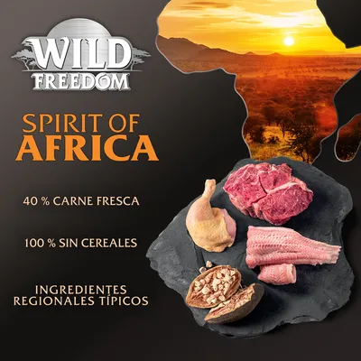 Wild Freedom Spirit of Africa. 40 % carne fresca, 100 % sin cereales, ingredientes regionales típicos. Imagen de carnes y pescado sobre pizarra con fondo de paisaje africano al atardecer.