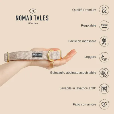 Collare Nomad Tales München tenuto in mano, con testo: Qualità Premium, Regolabile, Facile da indossare, Leggero, Guinzaglio abbinato acquistabile, Lavabile in lavatrice a 30°, Fatto con amore.
