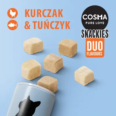COSMA PURE LOVE SNACKIES DUO FLAVOURS, kurczak & tuńczyk. Sześć kostek przysmaku dla kota wysypanych z opakowania z sylwetką kota.