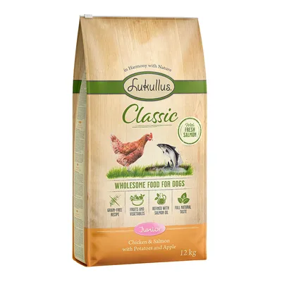 Опаковка Lukullus Classic Junior, 12 кг, Chicken & Salmon with Potatoes and Apple. Видими икони: без зърнени, плодове и зеленчуци, с масло от сьомга, натурален вкус.