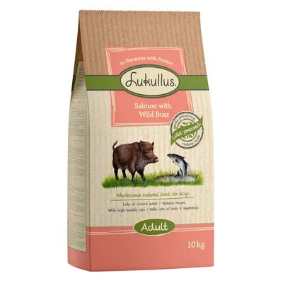 Sac Lukullus Salmon with Wild Boar, Adult, 10 kg. Texte visible : cold-pressed, wholesome natural food for dogs, lots of choice meat, natural recipe, high-quality oils, fruits & vegetables.