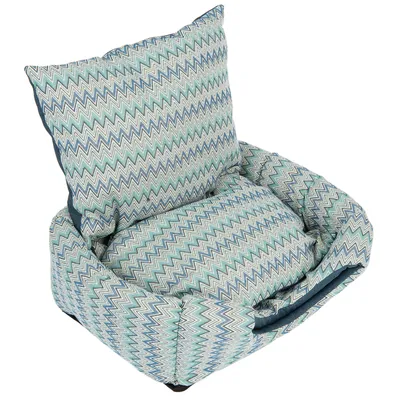 Mønstret kæledyrsseng med zigzag-design i blå og grønne nuancer, består af en pude, ryglæn og polstrede sider.
