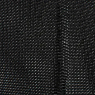 Detail van zwart synthetisch textiel met fijne structuur, materiaal close-up zichtbaar.