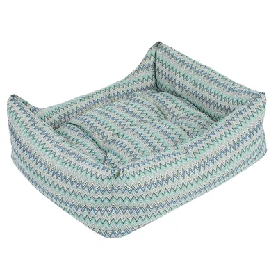 Rechthoekig huisdierenbed met hoge randen en zigzagpatroon in blauw, groen en wit. Zacht gevoerd ligvlak, geschikt voor kleine tot middelgrote huisdieren. Materiaal: stof.