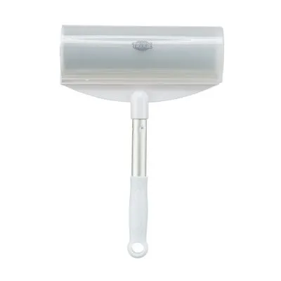 Trixie pluizenroller met wit handvat en metalen steel, geschikt voor het verwijderen van haren. Merknaam 'Trixie' zichtbaar op de roller.