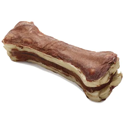 Kość do żucia dla psa, naturalny kolor, widoczne warstwy suszonej skóry. Produkt bez opakowania, brak widocznych marek lub tekstu.