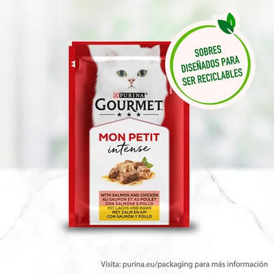 Purina Gourmet Mon Petit Intense con salmón y pollo. Sobres diseñados para ser reciclables. Texto en varios idiomas: con salmón y pollo. Imagen de un gato blanco en el envase.