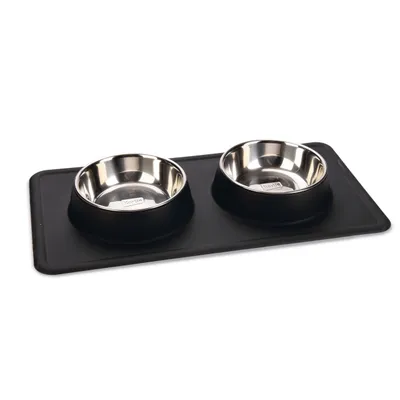 Doppelnapf-Set aus Edelstahl mit schwarzer Unterlage, geeignet für Futter und Wasser. Marke: Trixie.